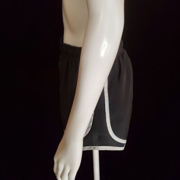 Nike Dri-Fit Black & White Shorts (S) - Picture 4 of 6